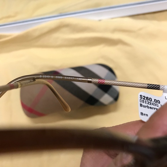 💯 Authentic Burberry eyeglasses frame w/plaid arm - Picture 5 of 7